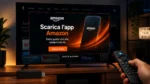 Amazon Fire TV con pubblicità fullscreen mostrata sulla TV in un salotto moderno con telecomando Fire TV e atmosfera cinematografica tech.