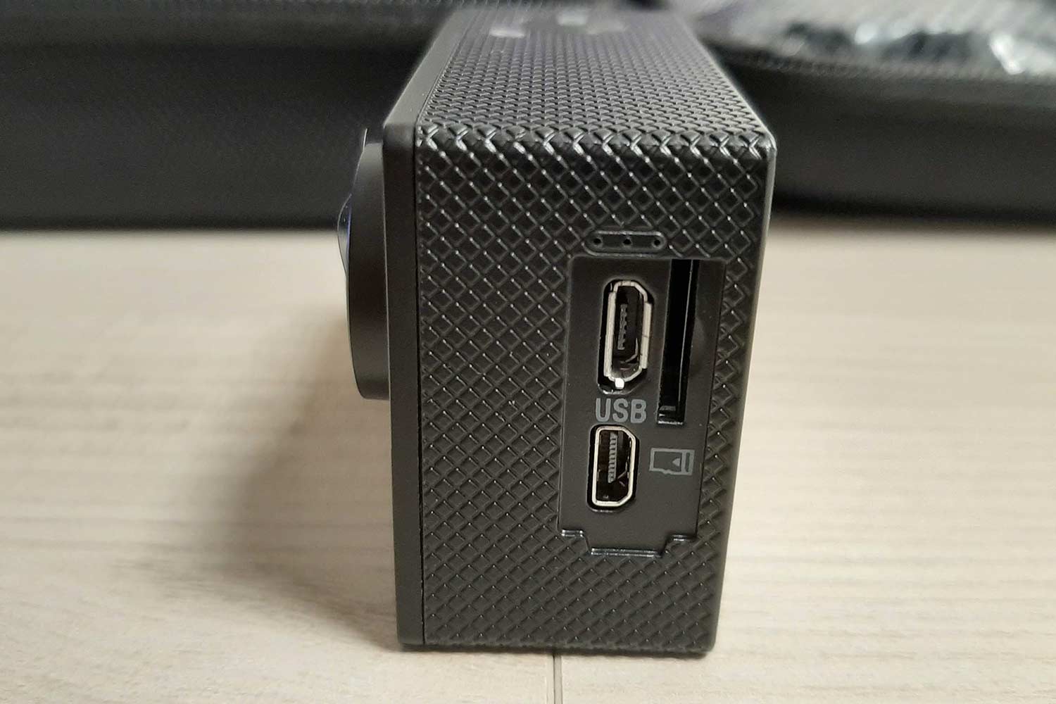 Presa mini HDMI e microUSB Apeman A80