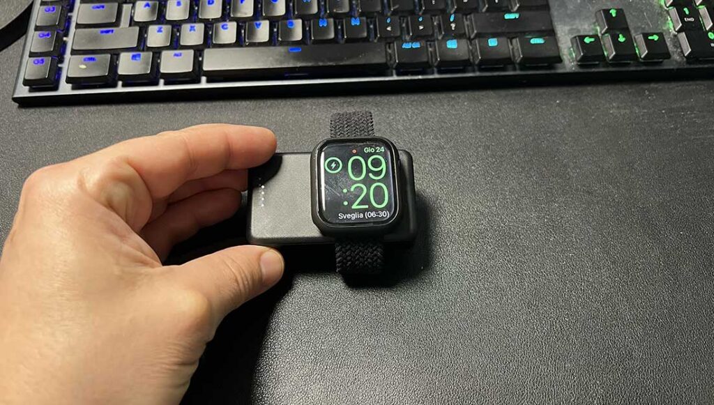Apple Watch e power bank collegati