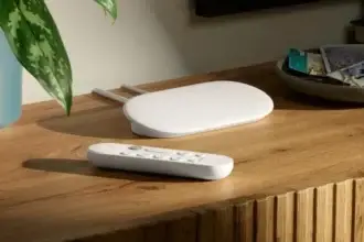 Chromecast con Google TV collegato a una smart TV con interfaccia streaming in un soggiorno moderno