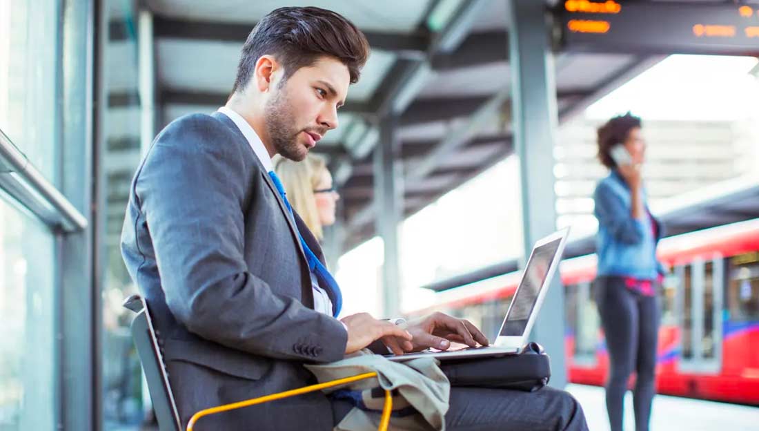 Uomo lavora in stazione al PC grazie al cloud storage