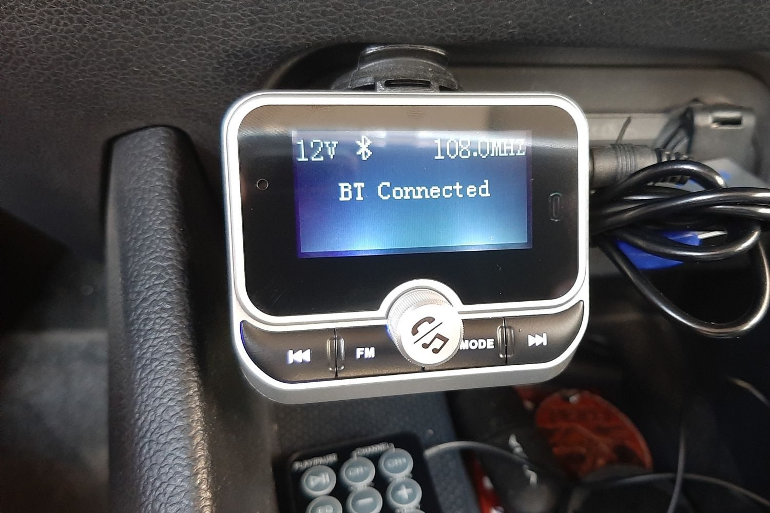 Ampio display da 1.8" sul trasmettitore FM Clydek