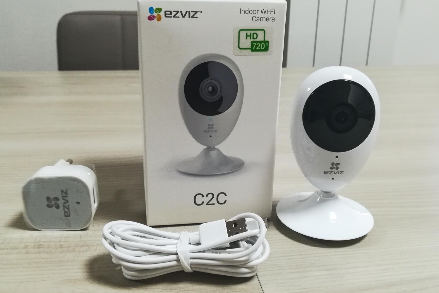 La confezione completa della telecamera Mini O Ezviz