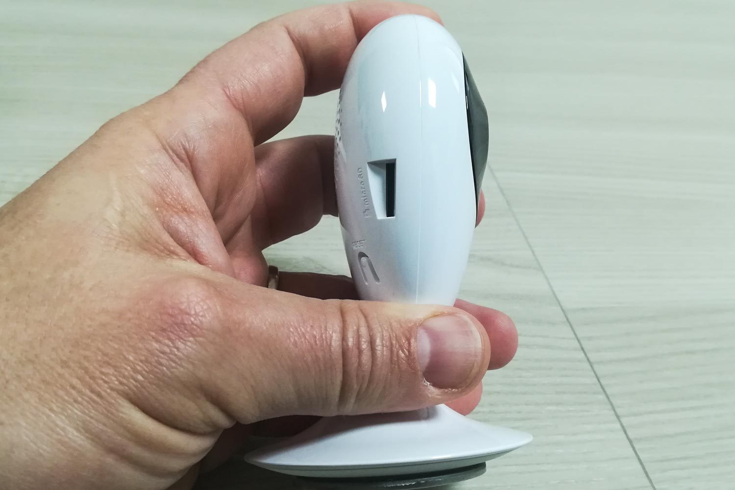 Ingresso MicroSD sulla telecamera Mini O di Ezviz