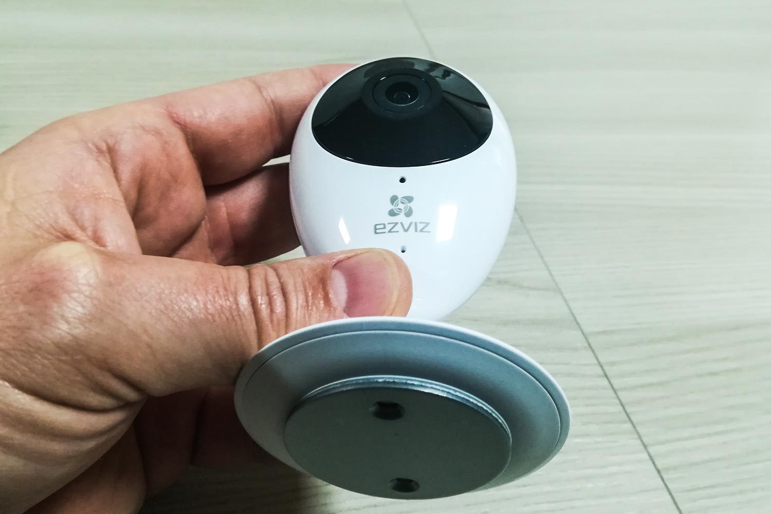 Dettaglio della base magnetica di Mini O di Ezviz
