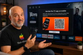 Andrea Meini osserva una schermata pubblicitaria a schermo intero su Fire TV mentre Amazon promuove l'app Fire TV per smartphone.