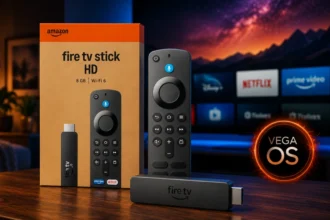 Nuova Fire TV Stick HD con Vega OS in salotto moderno con interfaccia streaming futuristica