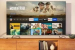 Salotto moderno con TV accesa su interfaccia Fire TV