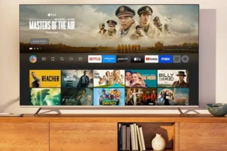 Salotto moderno con TV accesa su interfaccia Fire TV