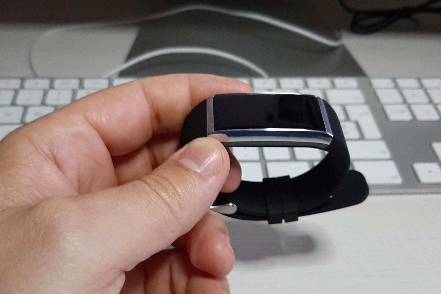 Cornice cromata sulla cassa del fitness tracker Holalei