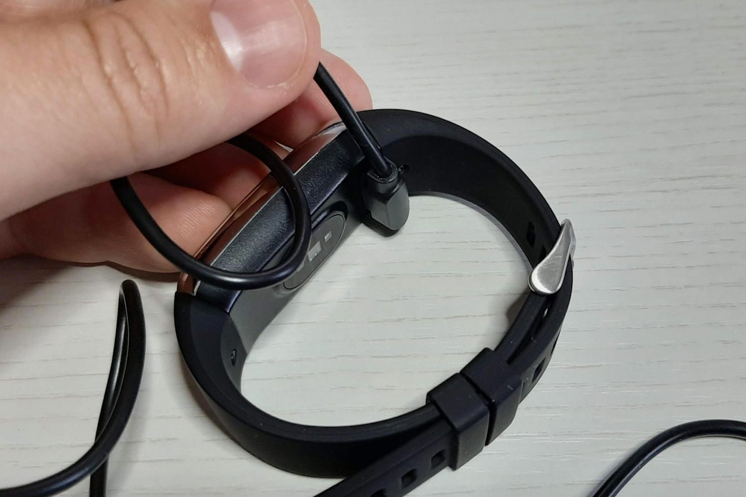 Aggancio magnetico per carica sul fitness tracker Holalei