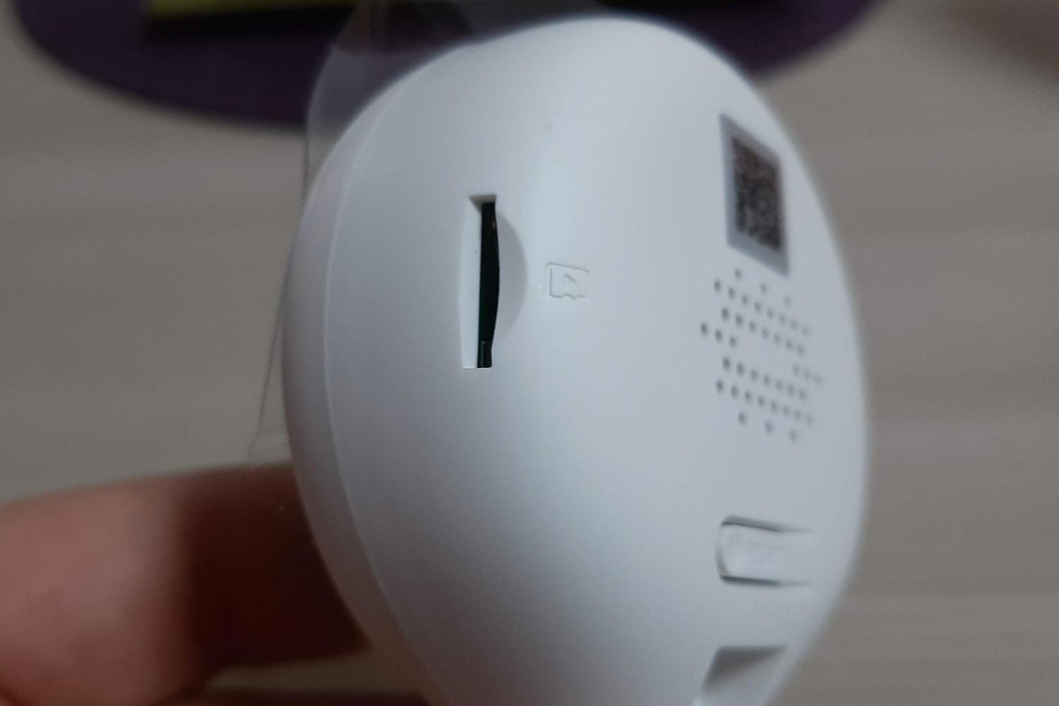 Dettaglio dello slot micro SD sulla Imou Cue 2