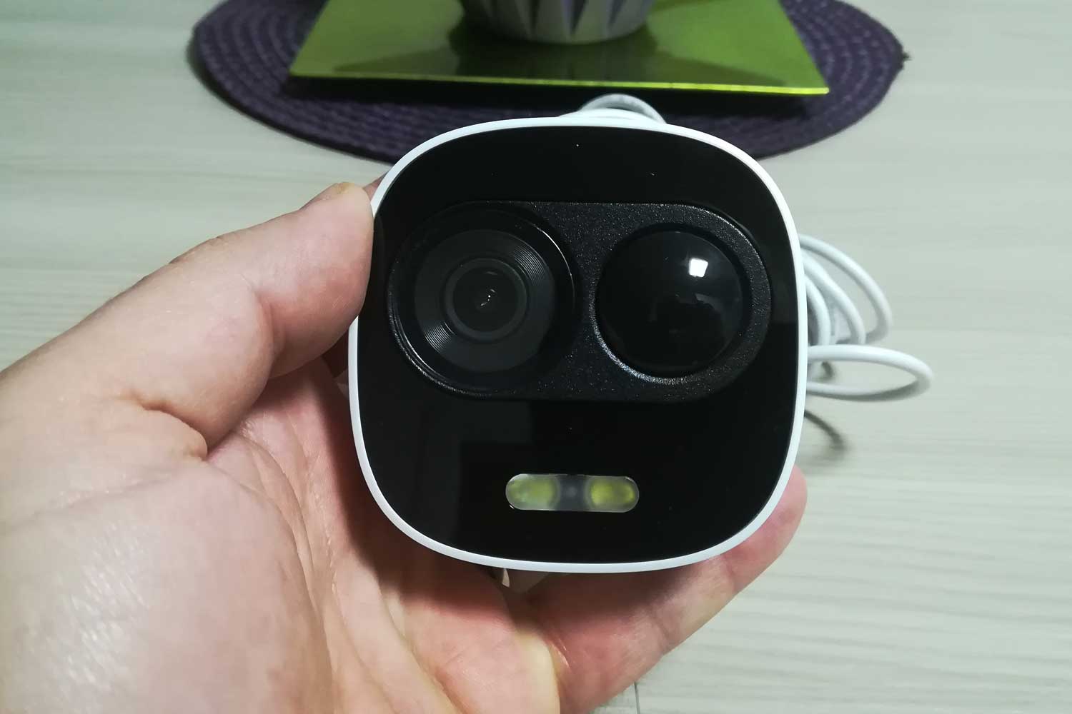 Dettaglio del flash led sulla telecamera Imou Looc HD