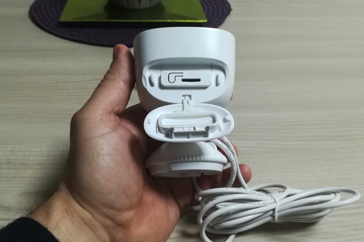 Il vano con slot MicroSD e pulsante reset sulla Imou Looc