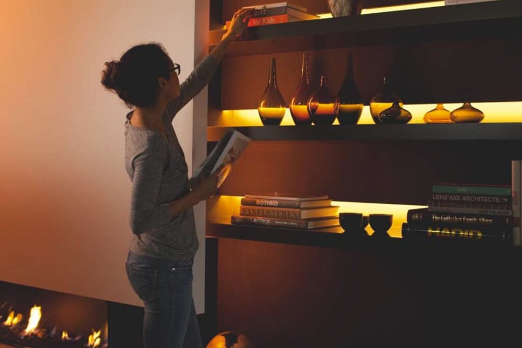Illuminazione scafali con Lightstrip Plus di Hue