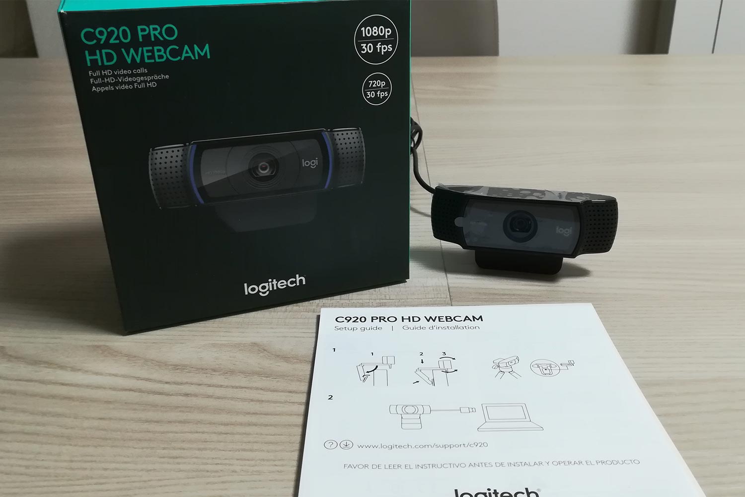 Confezione, webcam e manuale della Logitech C920 HD
