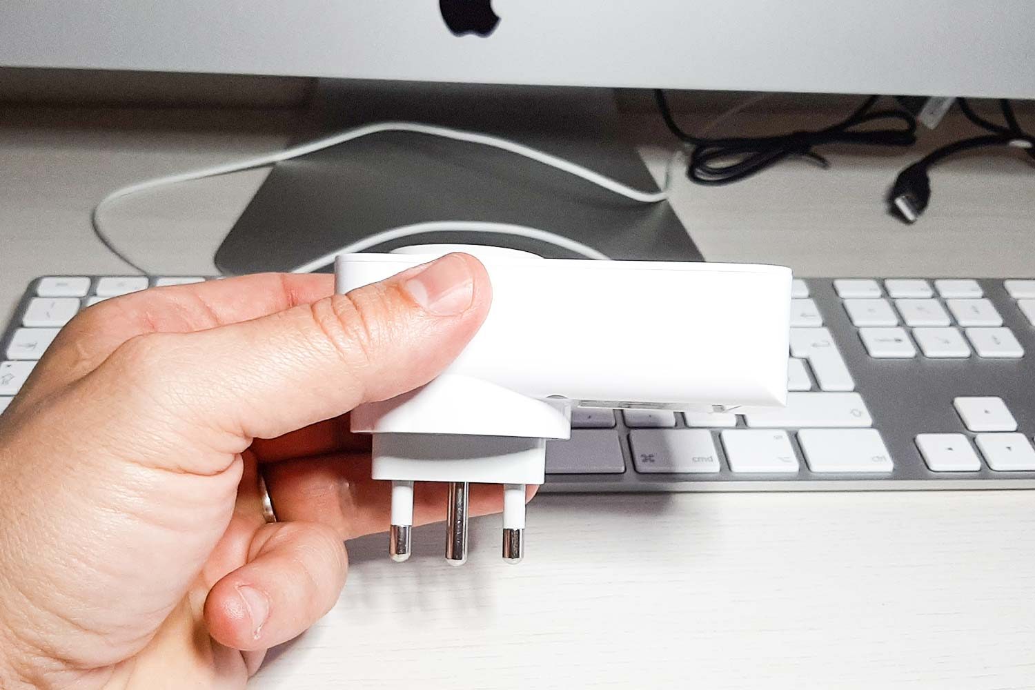 Profilo laterale della presa smart wifi di Meross