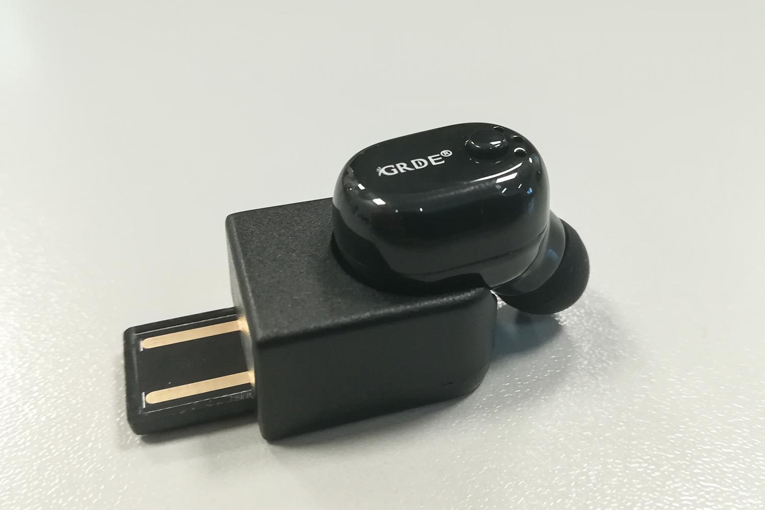 Dettaglio del caricabatterie magnetico sui mini GL07 GRDE