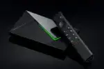 Nvidia Shield TV collegata a una smart TV con interfaccia streaming in un soggiorno moderno