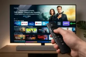 Primo piano di un telecomando Fire TV puntato verso uno schermo fluido e pulito, ambiente tech moderno.