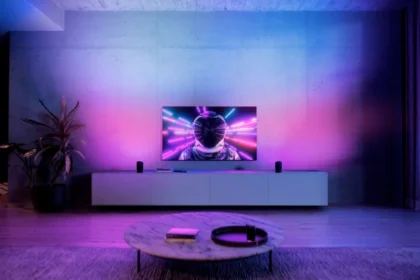 Philips Hue Smart Wall Washer installata dietro una TV in un setup home cinema