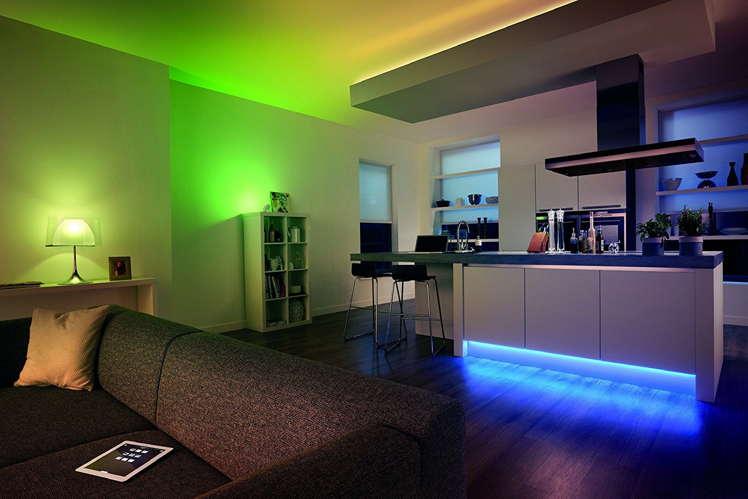 Esempio di installazione fatta con la Lightstrip Plus Soggiorno illuminato con Philips Lightstrip plus