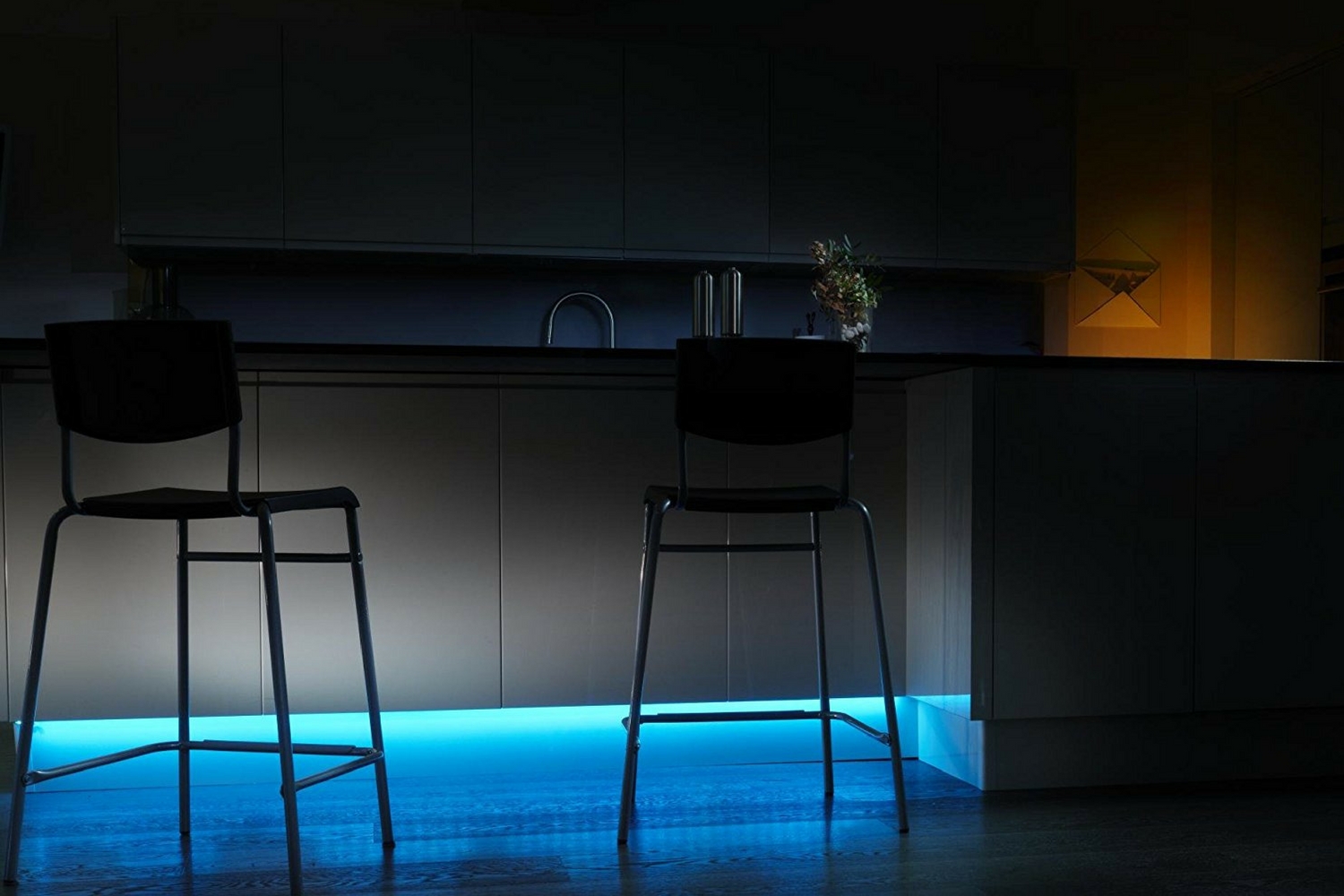 Lightstrip Plus installata sotto mobile cucina Philips Hue Lightstrip plus sotto mobile