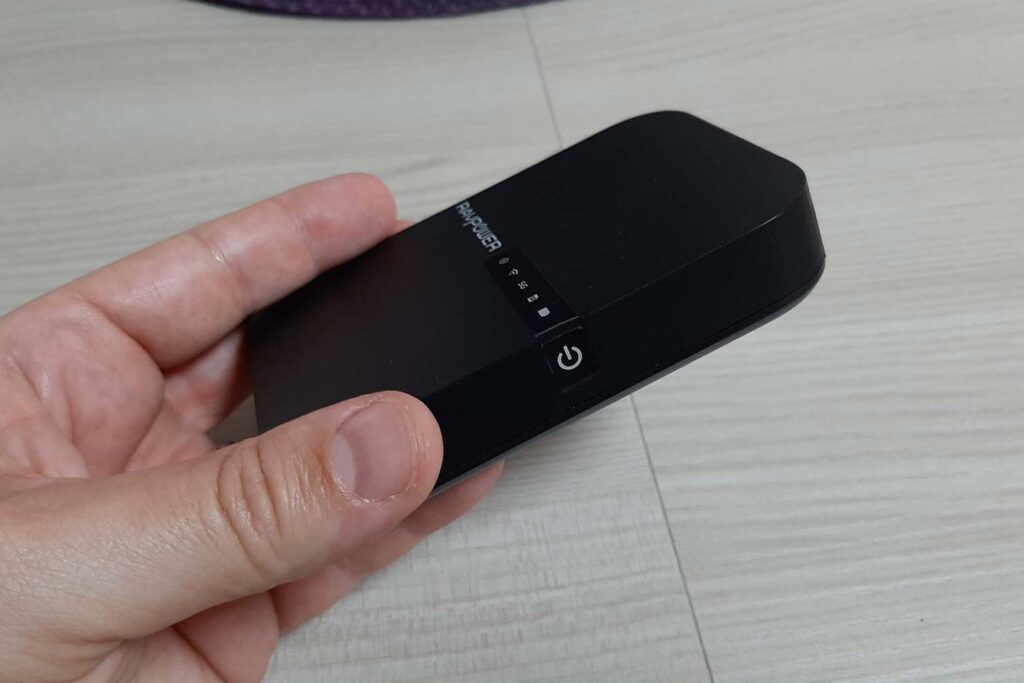 Pulsante di accensione del RAVPower FileHub