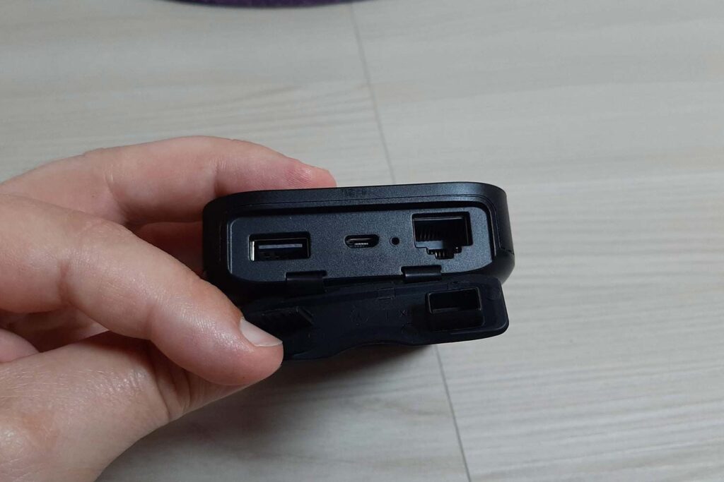 Prese USB e Ethernet del RAVPower FileHub