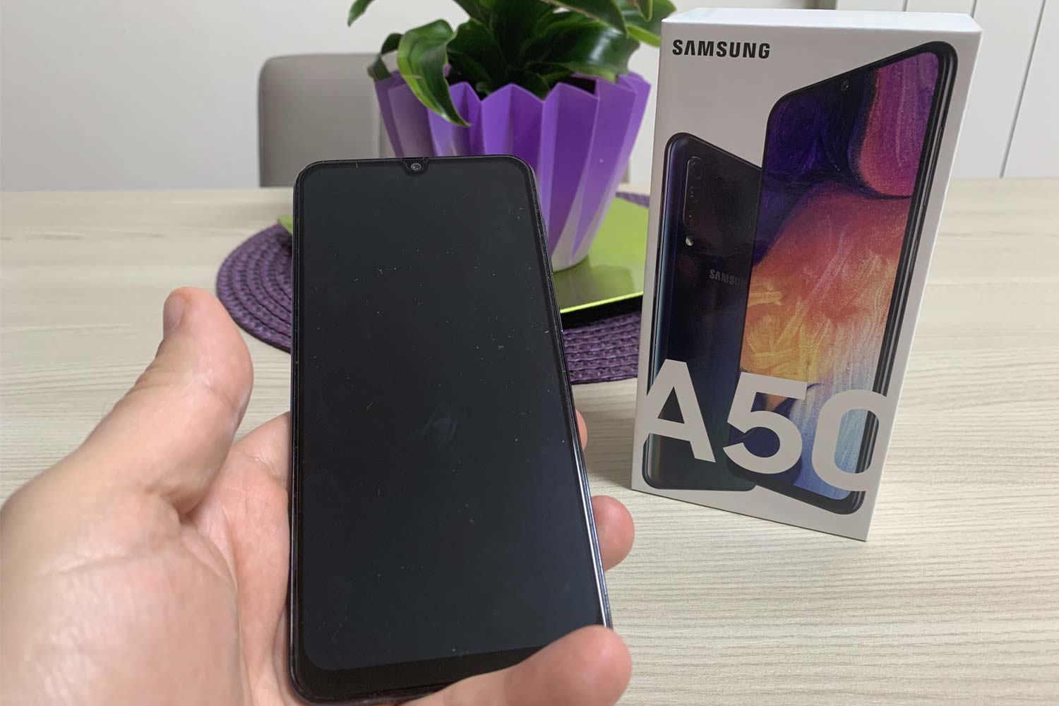 Confezione dello smartphone Samsung Galaxy A50
