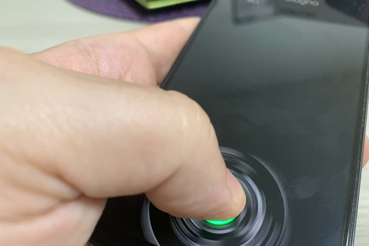 Riconoscimento d'impronta sullo schermo del Galaxy A50