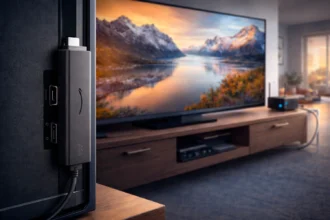 Setup Fire TV Stick con router e smart TV per streaming 4K fluido in ambiente domestico moderno