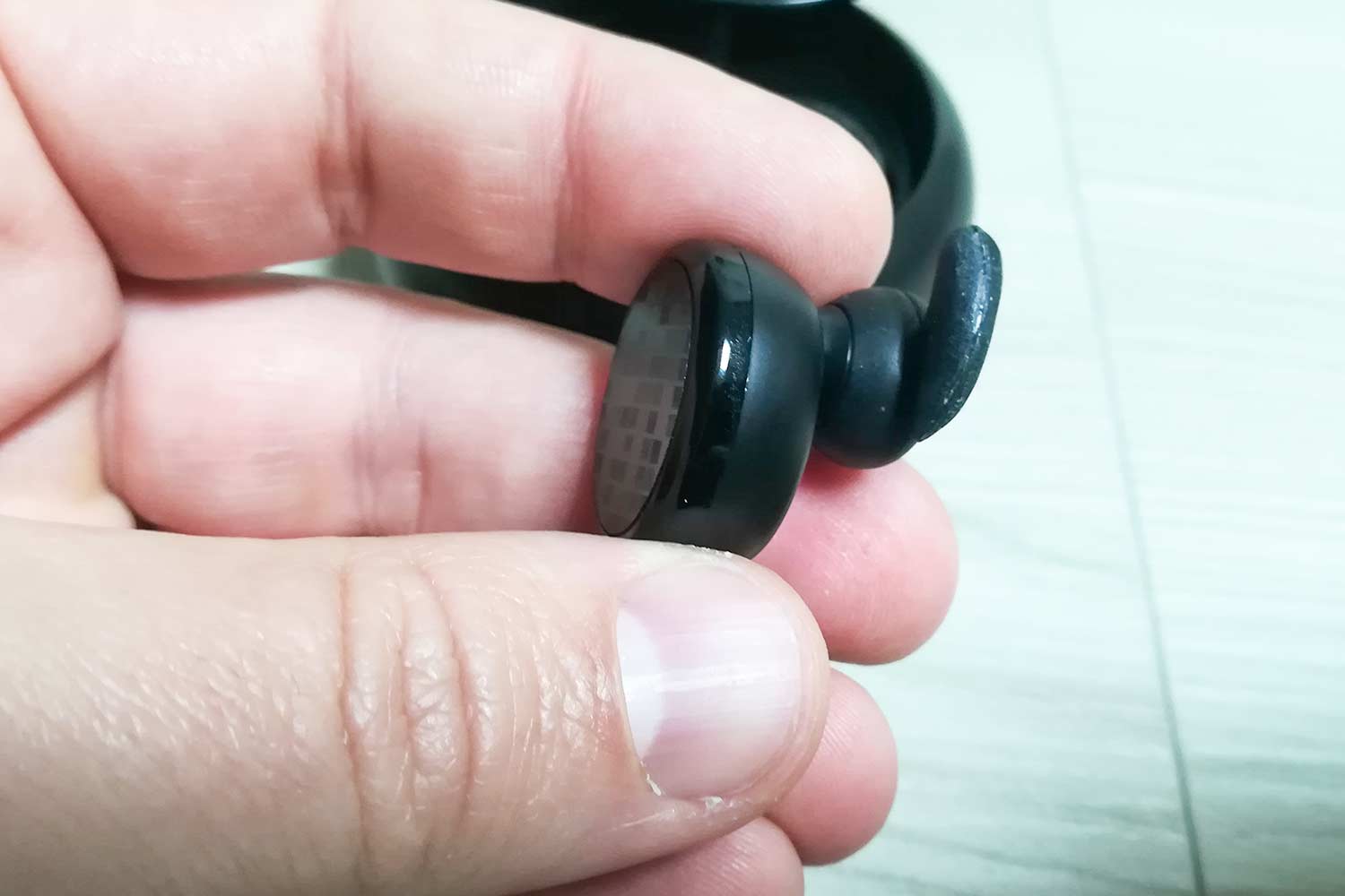 Dettaglio dell'auricolare con touch control Spunky