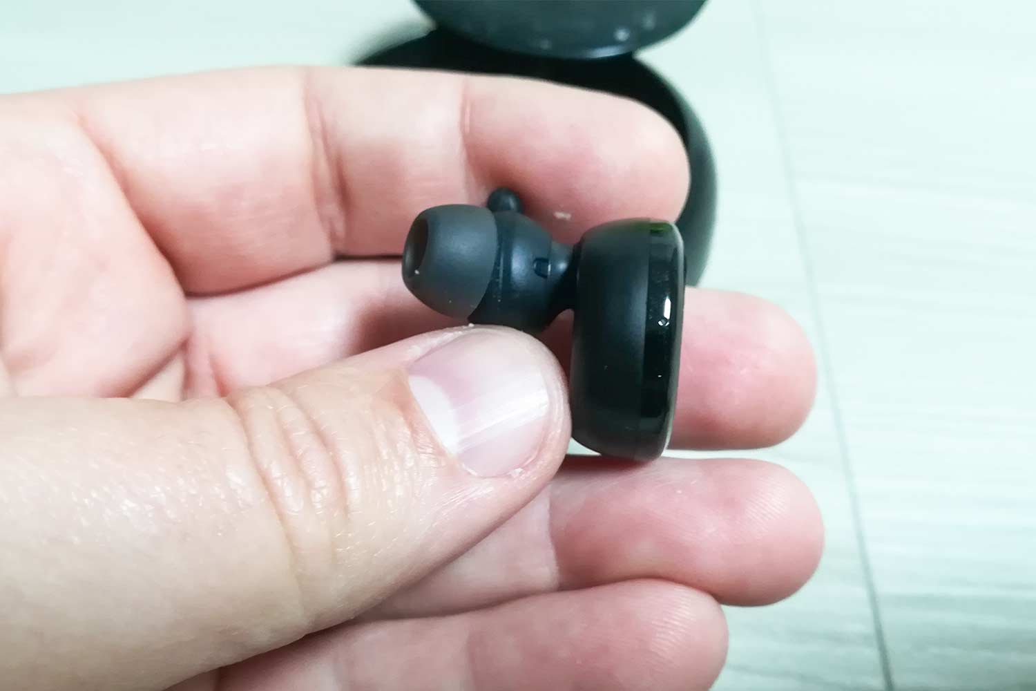 Profilo laterale dell'auricolare WiFi Spunky della Tronsmart