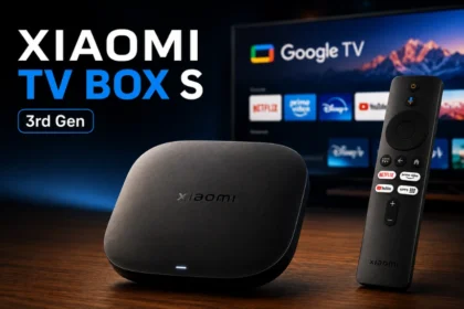 Xiaomi TV Box S 3rd Gen con telecomando e interfaccia Google TV sullo sfondo